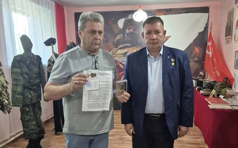 Саратовский Герой России наградил волонтеров за содействие СВО 