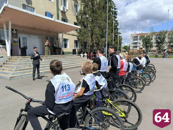 Под Саратовом велосипедист проехал полкилометра на заднем колесе и получил приз