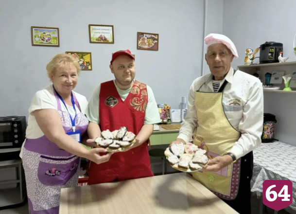 Саратовцев научили готовить фронтовые бутерброды с салом